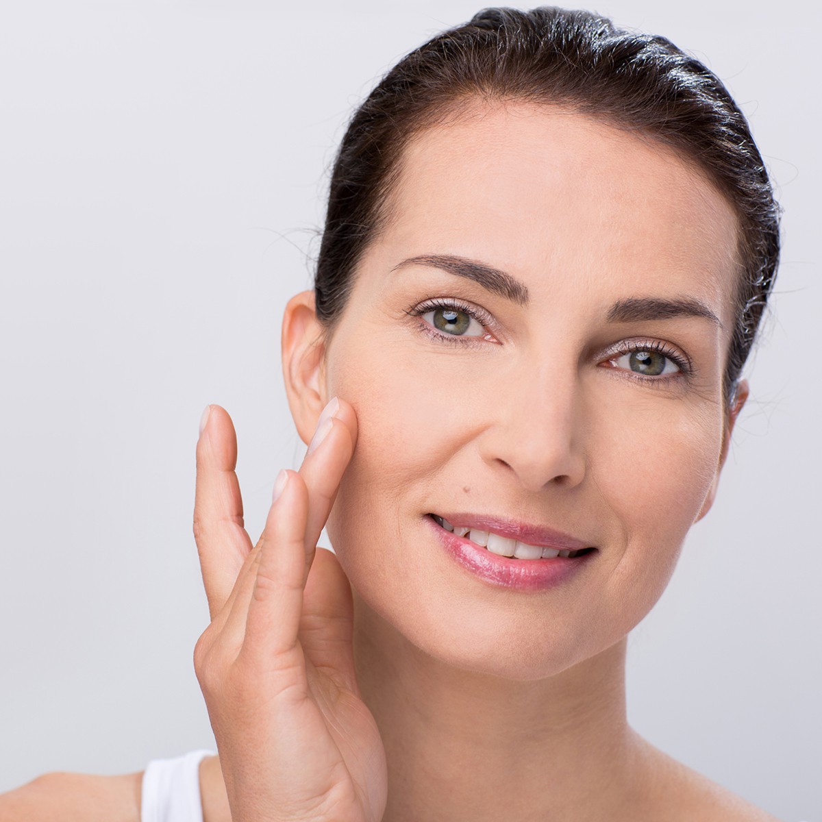 Woman applying Mira-Skin Hyaluronic Serum directly to the skin